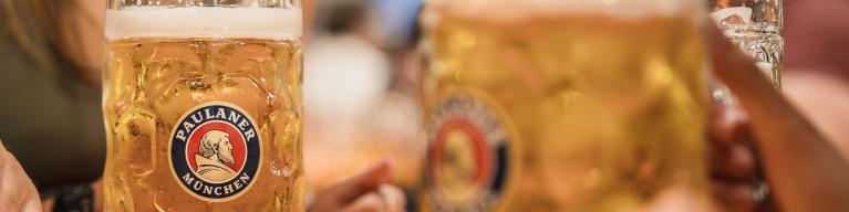 Maß Oktoberfestbier im Paulaner Festzelt auf dem Münchner Oktoberfest.