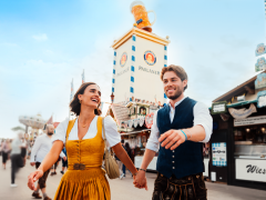 Besucher vor dem Paulaner Festzelt