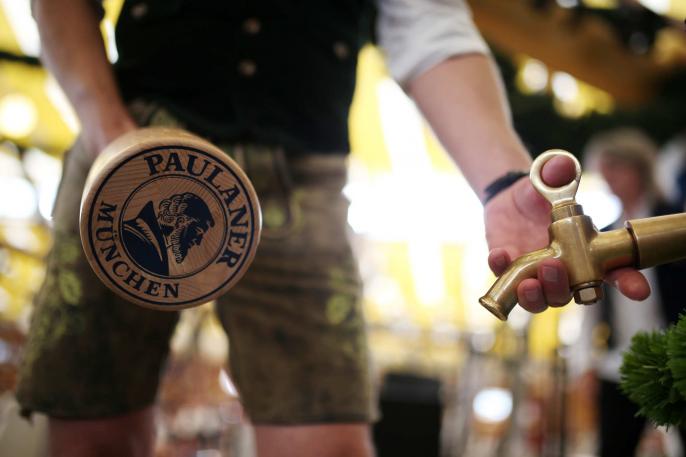 Fassanstich mit Schlegl im Paulaner Festzelt auf dem Oktoberfest München Fassanstich mit Schlegl im Paulaner Festzelt auf dem Oktoberfest München